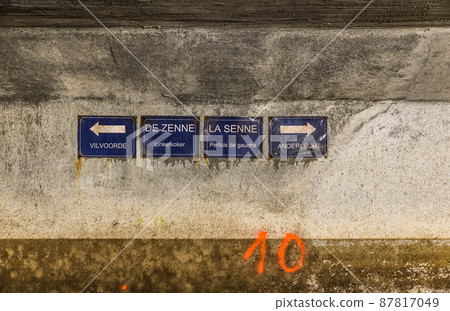 Anderlecht, Brussels- Belgium -   Signs of the covered river La Senne in a dark, gloomy tunnel at the sewer museum 87817049