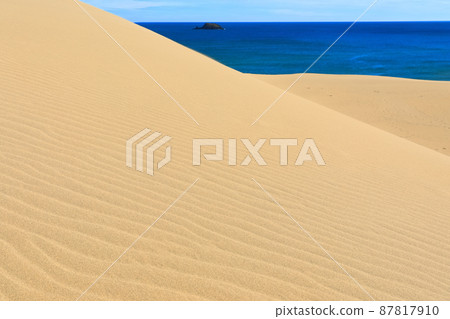 [Tottori] Tottori Sand Dunes under sunny weather 87817910