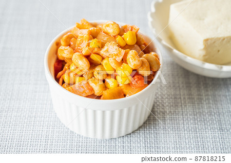 Stir-fried soybeans with tomatoes 87818215
