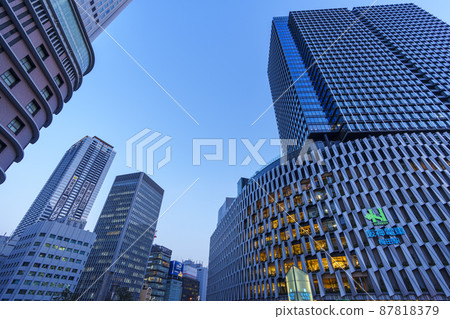 阪神百貨商店大阪/梅田日落後的美麗外觀 87818379