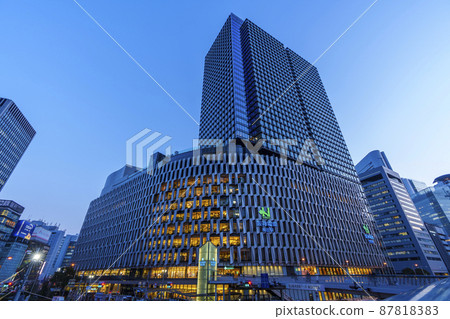 美麗的外觀阪神百貨商店大阪/梅田日落之後 美麗的外觀阪神百貨商店大阪/梅田日落之後 87818383