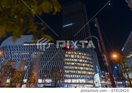 阪神百貨店的美麗外觀大阪/梅田市夜景 阪神百貨店的美麗外觀大阪/梅田市夜景 87818420
