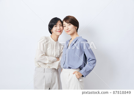 兩個穿著便衣的美女 87818849