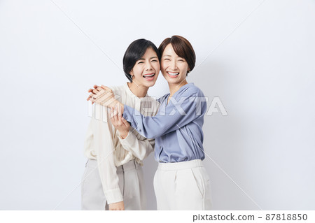 兩個穿著便衣的美女 87818850