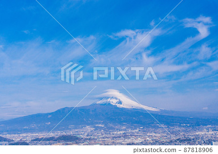 (Shizuoka Prefecture) Mt. Fuji covered with shade clouds seen from Izu 87818906