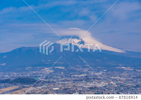 (Shizuoka Prefecture) Mt. Fuji covered with shade clouds seen from Izu 87818914