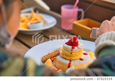 Children who eat pancakes Children who eat pancakes 87820334