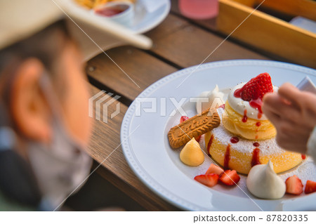 Children who eat pancakes Children who eat pancakes 87820335