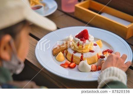 Children who eat pancakes Children who eat pancakes 87820336