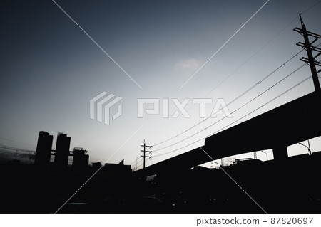 Silhouette, city environment in the evening 87820697
