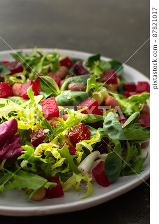 Mixed salad with boiled beans and beetroot 87821017