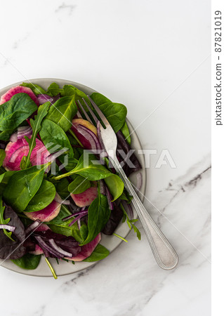 Salad with mix lettuce and Margelan radish Salad with mix lettuce and Margelan radish 87821019