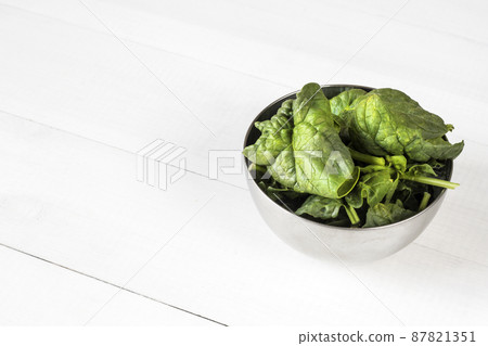 green tasty spinach leaves 87821351