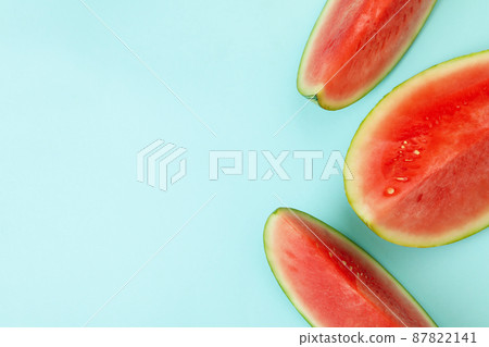 Ripe watermelon slices on blue background, top view 87822141