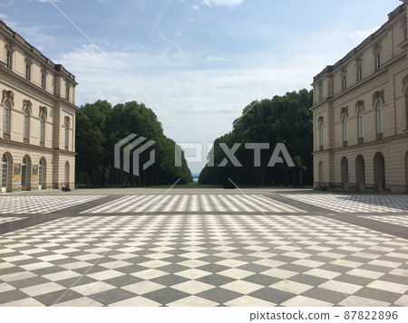 Herrenchiemsee Castle in the center of Lake Chiemsee, imitating the Palace of Versailles Herrenchiemsee Castle in the center of Lake Chiemsee, imitating the Palace of Versailles 87822896