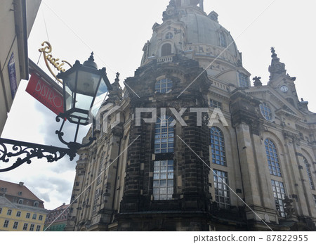 Frawen Church in Dresden looking up from the street corner 87822955