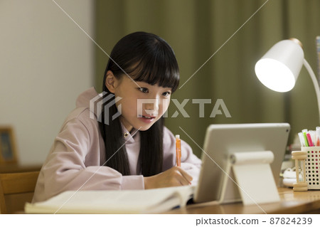女孩看著平板電腦學習 87824239