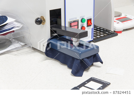 The device for determining the resistance of fabrics to mechanical wear The device for determining the resistance of fabrics to mechanical wear 87824451