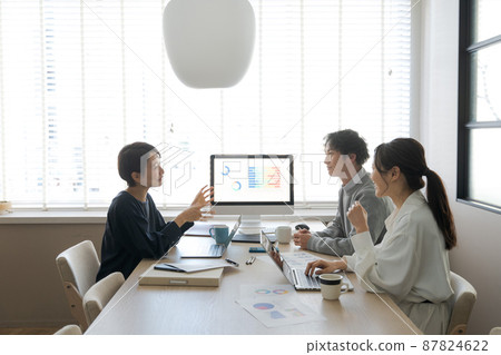 Working people in their 20s and 30s Working people in their 20s and 30s 87824622