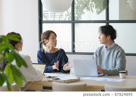 Working people in their 20s and 30s Working people in their 20s and 30s 87824895