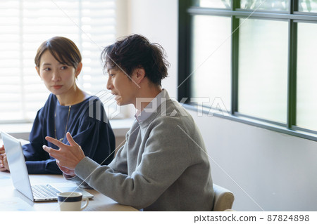 Working people in their 20s and 30s Working people in their 20s and 30s 87824898