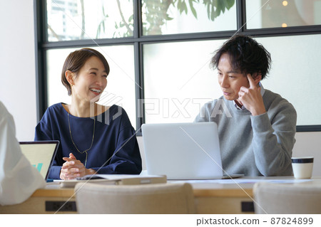 Working people in their 20s and 30s Working people in their 20s and 30s 87824899