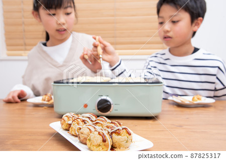 亞洲家庭在家烘烤章魚燒 87825317