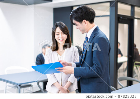 Career woman listening to seniors for advice 87825325