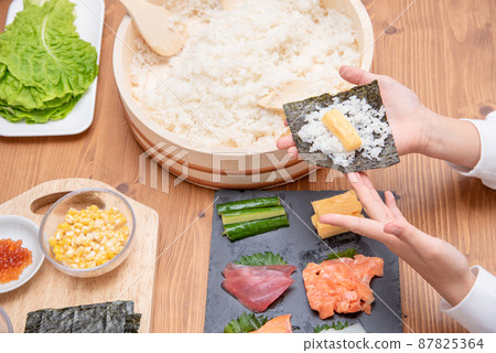 在家製作手捲壽司的家庭 在家製作手捲壽司的家庭 87825364