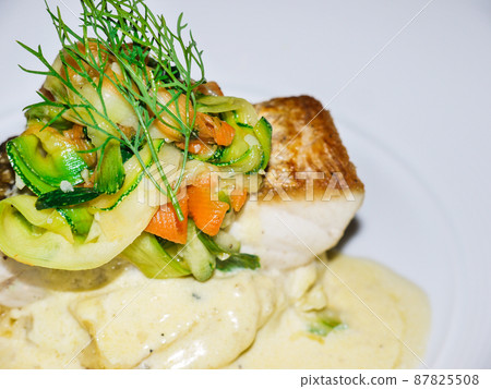 炒鱸魚白葡萄酒醬 炒鱸魚白葡萄酒醬 87825508