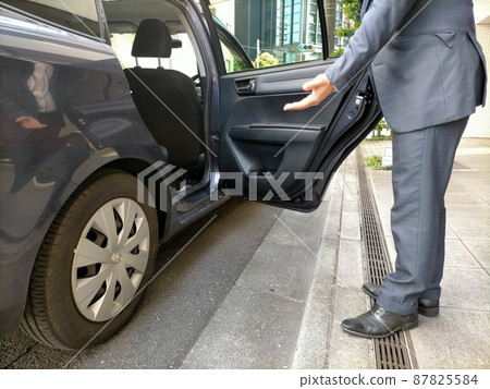 Pick-up with driver 87825584