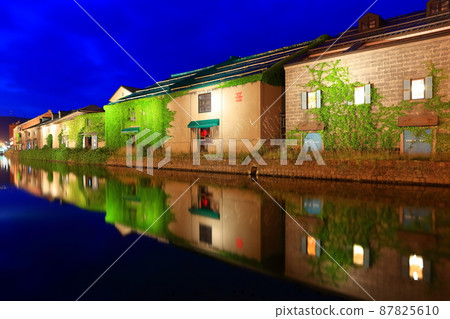 [Hokkaido] Night view of Otaru canal and stone warehouses 87825610