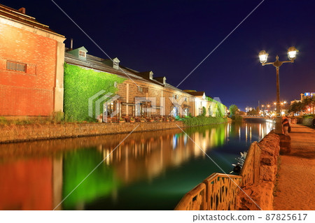 [Hokkaido] Night view of Otaru canal and stone warehouses 87825617