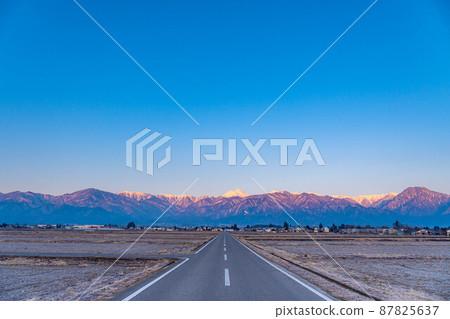 Sunrise and blue sky in the Northern Alps [Nagano Prefecture] 87825637