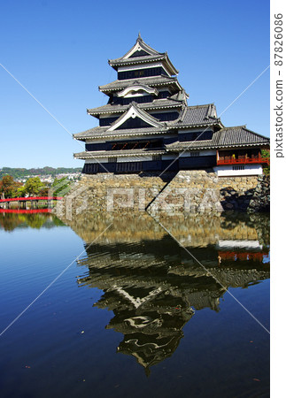 The castle tower with the contrast between black and white of Matsumoto Castle, a national treasure 87826086