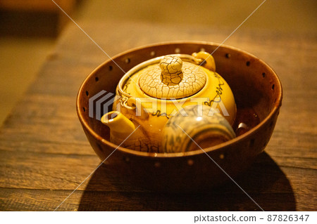 [Vietnam] Teapot in a wooden bowl served at a cafe in Hanoi, Hanoi 87826347
