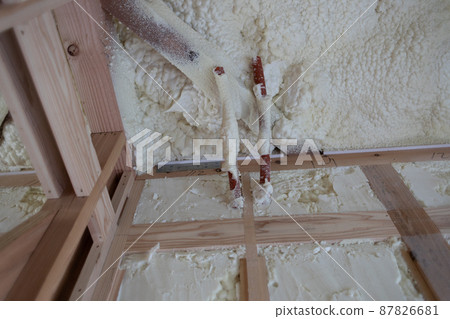 一個新的單戶住宅建築工地的牆體,採用噴塗隔熱材料 一個新的單戶住宅建築工地的牆體,採用噴塗隔熱材料 87826681