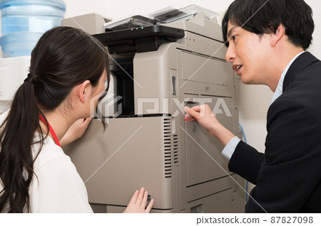 修理壞複印機的男人和女人 87827098