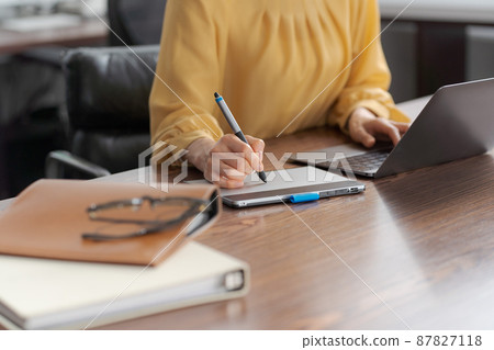 Working women parts cut 87827118