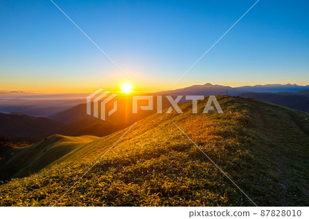 Shinshu Venus Line, the dawn of Mt. Miune Shinshu Venus Line, the dawn of Mt. Miune 87828010