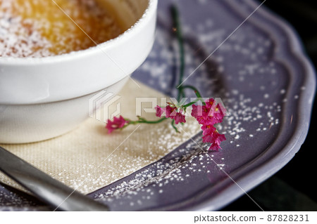 西式糕點和鮮花 西式糕點和鮮花 87828231
