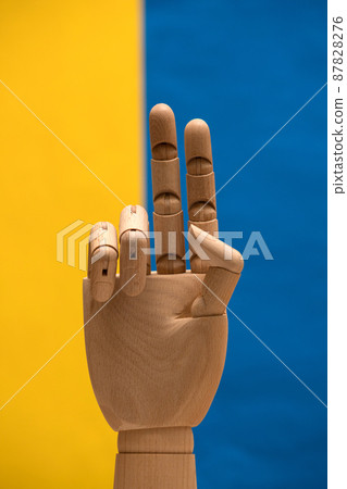 Ukrainian flag color and one-handed figure of a mannequin 87828276