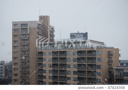 A condominium in a residential area of Nagoya and a landscape of a snowstorm in winter A condominium in a residential area of Nagoya and a landscape of a snowstorm in winter 87828308
