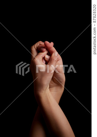 尋求幫助的孩子雙手的特寫照片 尋求幫助的孩子雙手的特寫照片 87828320