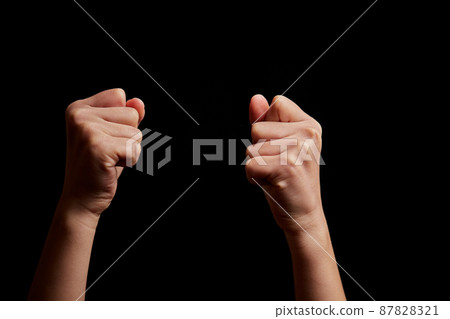 小孩雙手握拳的照片 87828321