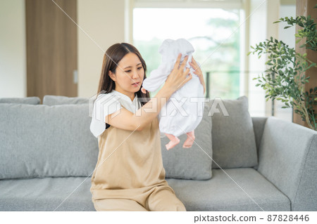 照顧嬰兒的女人 87828446