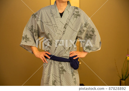 一個穿著浴衣的男人站在日式房間溫泉里 一個穿著浴衣的男人站在日式房間溫泉里 87828892