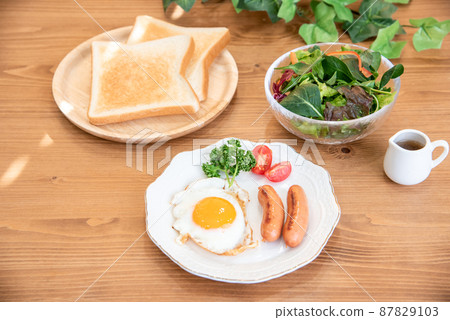 Fried egg, sausage, toast and salad morning set Fried egg, sausage, toast and salad morning set 87829103