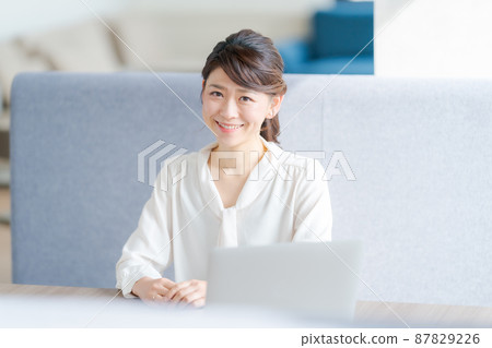 30 多歲的女性、辦公室和企業 87829226