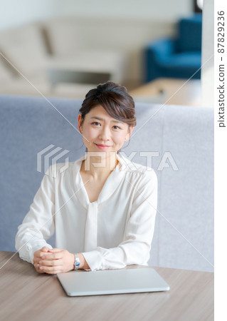 30 多歲的女性、辦公室和企業 87829236